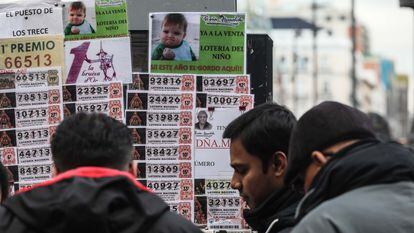 Imágenes de población comprando décimos de lotería para el sorteo especial de El Niño en el centro de Madrid.