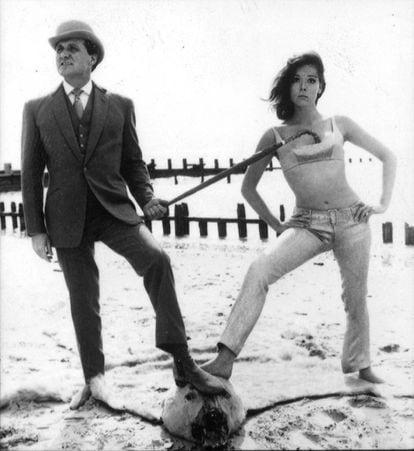 Imagen del actor Patrick Macnee, en el papel de John Steed, y Diana Rigg como Emma Peel, en una foto promocional de 'Los Vengadores'.