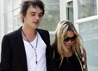Kate Moss y su novio Pete Doherty saliendo de una comida en un restaurante de Londres
