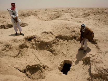 Dos beduinos observan una tumba sumeria cerca de Dhahir, en Irak, en mayo de 2010. (FOTO: Holly Pickett/The New York Times)