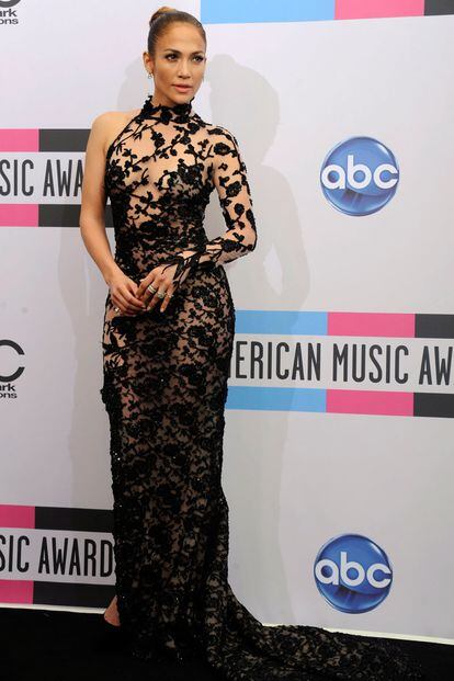 Jennifer López con un sugerente vestido a su entrada a los American Music Awards. Pero esto no era todo lo que nos tenía que ofrecer...