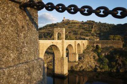 El puente de Alcántara (Cáceres), obra del arquitecto de la época Caius Julius Lacer y conocido como puente de Trajano en honor al emperador, que lo mandó construir entre los años 104 y 106 después de Cristo.