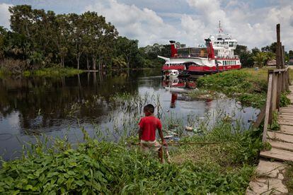 El Forth Hope navega por el río Ucayali, en la Amazonía peruana.