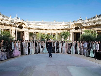 Giorgio Armani, junto a las modelos de su desfile de la alta costura otoño-invierno 2019 de París.