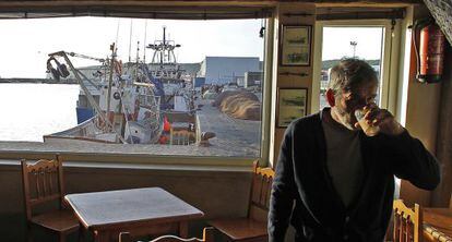 Un cliente en la cantina del puerto de Barbate.