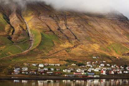 Vista del puerto pesquero de Siglufjordur, a los pies de una empinada ladera que se alza ante un fiordo de gran belleza.