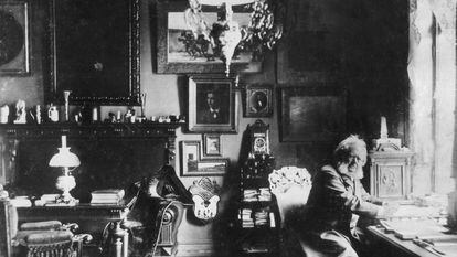 Henrik Ibsen, retratado en su estudio, en una fotografía sin fecha.