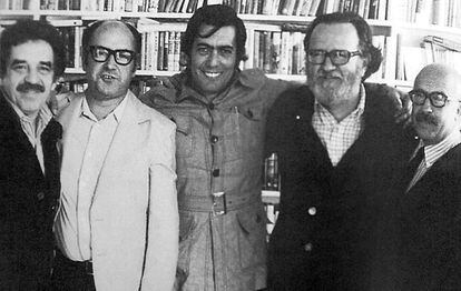 1974. De izquierda a derecha, Gabriel García Márquez, Jorge Edwards, Mario Vargas Llosa, José Donoso y Ricardo Muñoz Suay.