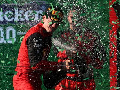 El piloto de Ferrari Charles Leclerc celebra la victoria en el Gran Premio de Melbourne (Australia).