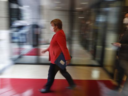 La canciller alemana, Angela Merkel, al abandonar la cumbre europea en Bruselas, este viernes.
