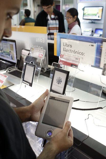 Aparatos de lectura de libros electrónicos en una tienda.