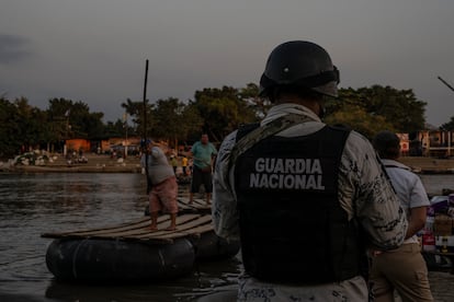 Miembros de la Guardia Nacional y el Instituto Nacional de Migración de México vigilan la orilla del río Suchiate, en la frontera entre México y Guatemala el 18 de enero de 2021.