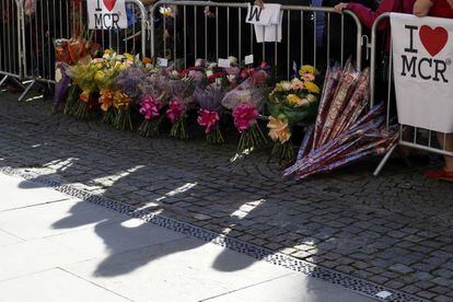 Ramos de flores depositados frente al lugar del atentado de M&aacute;nchester.