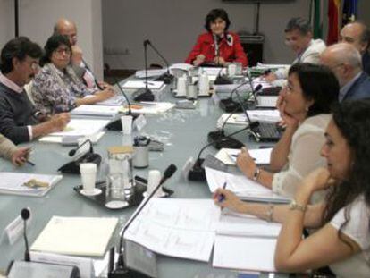 Jos&eacute; Arenzana, a la izquierda, en una imagen del pleno del Consejo Audiovisual publicada en la web del organismo.