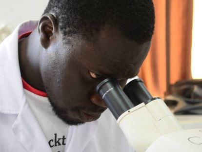 Mamadou Diop, técnico de laboratorio del Centro de Investigación y Manejo Ambulatorio de la Drepanocitosis de Saint Louis.