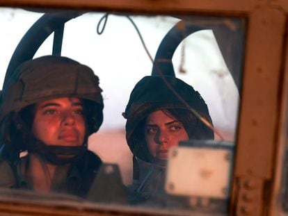 Dos mujeres soldado israelíes en la frontera con Egipto, en 2021.