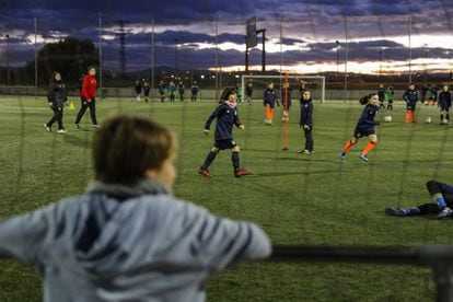 Cada vez las niñas comienzan a jugar antes de más pequeñas. El VCF Femenino Benjamín A, las peques, están entre las cinco mejores clasificadas.