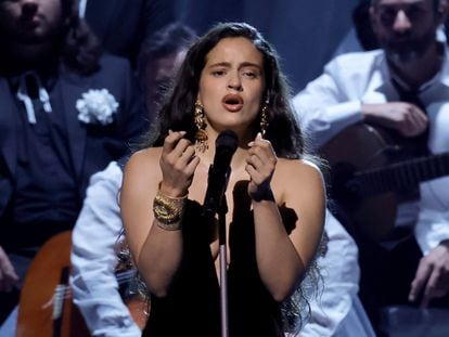 Rosalía, el jueves en los Grammy Latinos de Sevilla, al interpretar la canción 'Se nos rompió el amor'.