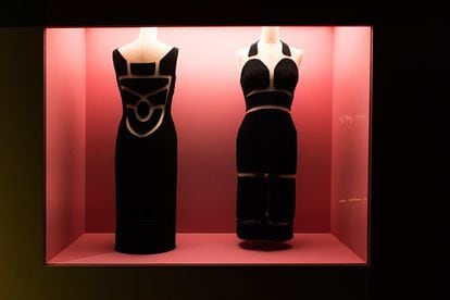 Dos de los vestidos de Sybilla. Se expusieron en la muestra 'Sybilla. El hilo invisible', que abrió en septiembre de 2022 en la Sala Canal de Isabel II de Madrid.