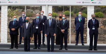 El rey Felipe VI junto al presidente de Portugal, Marcelo Rebelo de Sousa, posan con otros asistentes este jueves al II Foro La Toja-Vínculo Atlántico. 