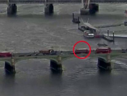 Fotograma del vídeo que recoge el momento del ataque en el puente de Westminster.