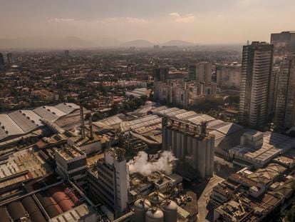 Vista aérea de la cervecería Grupo Modelo, en la alcaldía Miguel Hidalgo de Ciudad de México, el 9 de junio de 2022.