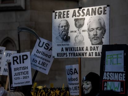 Manifestantes piden la liberación de Julian Assange frente a la Corte de Justicia en Londres, el pasado 21 de diciembre.
