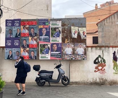 Un hombre pasa delante de la publicidad de los diferentes candidatos a alcalde de Miguelturra, el 17 de mayo de 2023