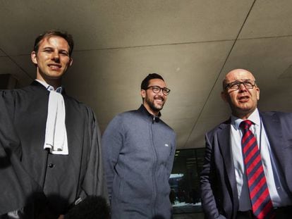 Desde la izquierda: el abogado Simon Bekaert, el rapero Valtònyc y el abogado Gonzalo Boye, a la salida del tribunal de Gante, este lunes.