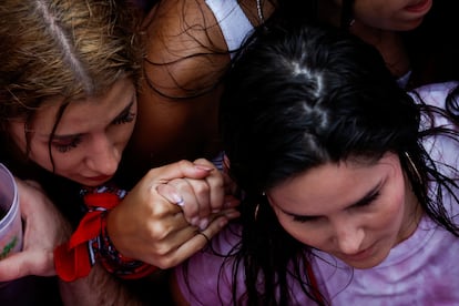 Dos jóvenes se agarran en medio de la muchedumbre durante el chupinazo