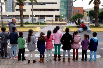 Un grupo de niños protestan frente a la Delegación de Gobierno en Melilla pidiendo ir al colegio, en 2018.