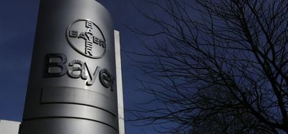 Logotipo de Bayer frente a las oficinas de la compa&ntilde;&iacute;a.