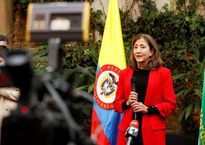 Ingrid Betancourt speaks to the press about her continuity in the Hope Center Coalition, on Thursday, January 27, in Bogotá.