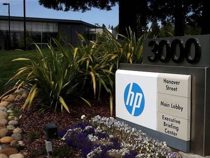 Logo de HP en la sede de la compañía en Palo Alto (California). 