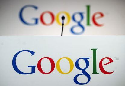 Logotipo de Google en un atril de la sede de la empresa en Nueva York.