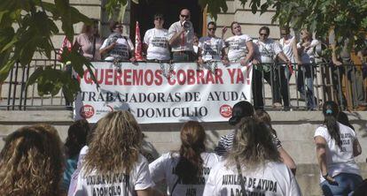 Protesta de trabajadores de la empresa que presta la atención a domicilio.