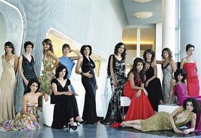 Elena Anaya, con vestido de Christian Dior por John Galliano. Pilar López de Ayala, de Gucci. Penélope Cruz, de Christian Dior por John Galliano. Goya Toledo, de María Lafuente, y pendientes, de Yokana. Lola Dueñas, de Juanjo Oliva. Najwa Nimri, de Georges Rech; zapatos, de Giorgio Armani, y anillo, de Gucci. Alicia Borrachero, de Hermès; broche, de Durán Joyeros, y pulsera, de Chanel. Diana Palazón lleva vestido de Christian Dior por John Galliano. Mónica Cruz, de Valentino. Clara Segura, de Ralph Lauren. Marta Etura, de Carolina Herrera New York. Clara Lago, de Amaya Arzuaga. Leticia Dolera, de Valentino Red. Irene Visedo, de Carolina Herrera, y sandalias, de Christian Dior.