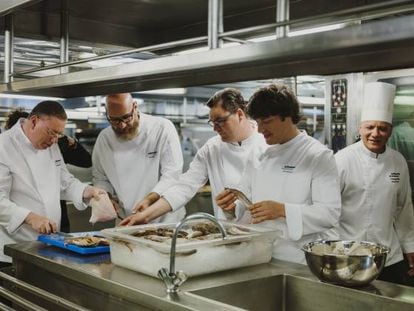 Jordi Cruz con el equipo de Pullmantur GastroLab y los chefs de abordo