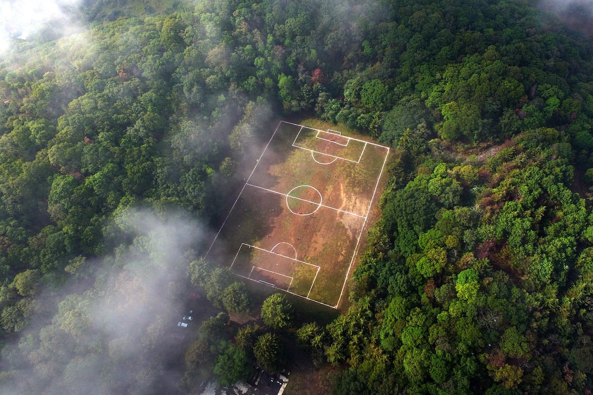 Jugando fútbol en el cráter de un volcán en la Ciudad de México