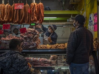 Carniceros trabajan en un mercado de Ciudad de México, en enero de 2022.