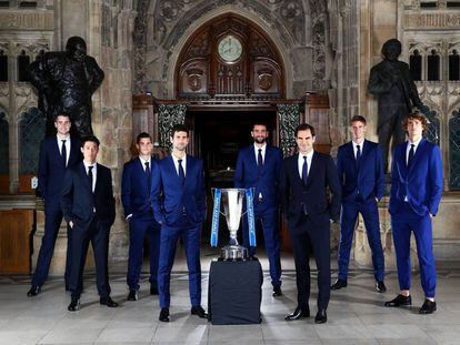 Isner, Nishikori, Thiem, Djokovic, Cilic, Federer, Anderson y Zverev posan a la entrada de las Casas del Parlamento de Londres.