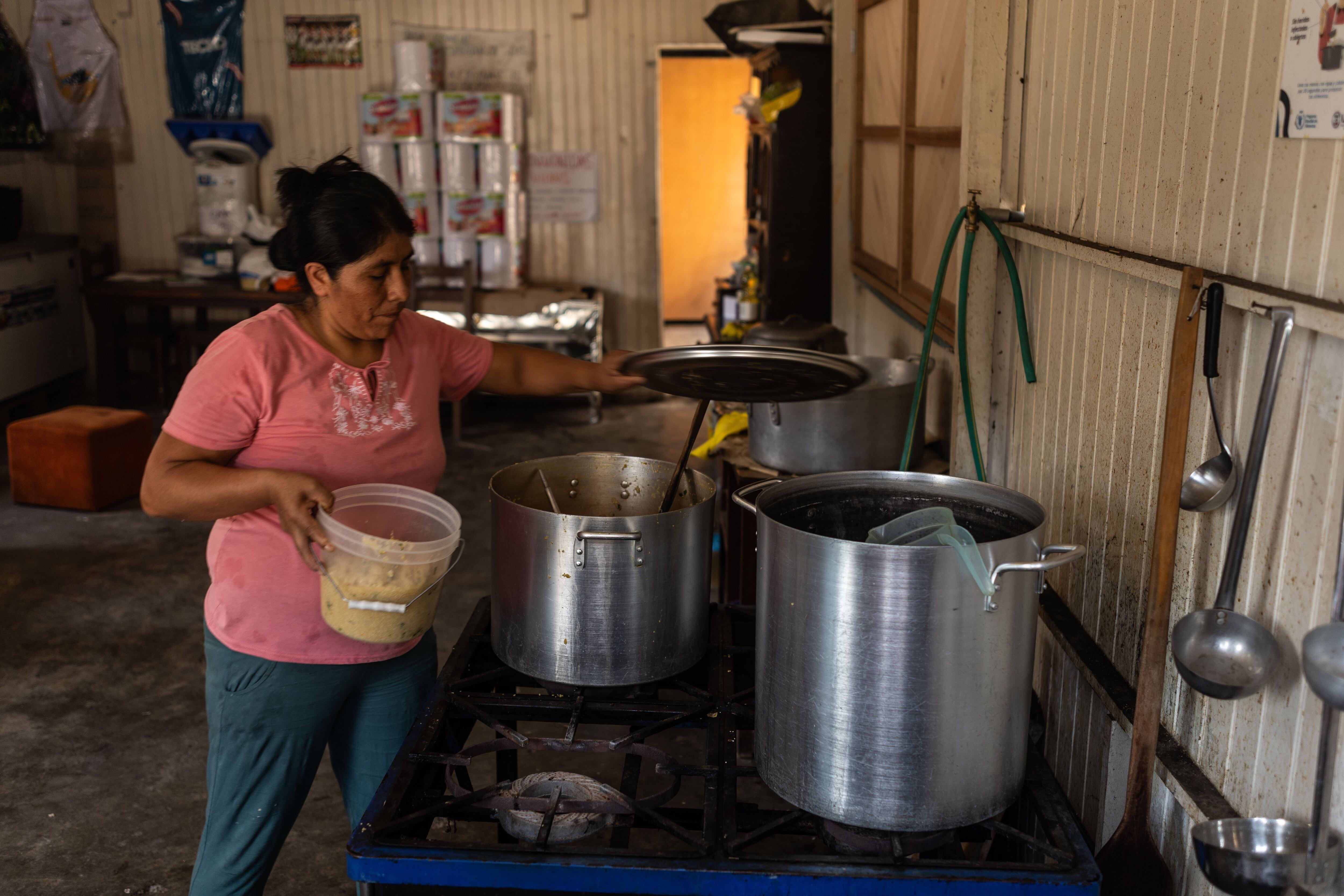 Una mujer cocina en la olla común Nueva Esperanza, en el distrito de San Juan de Lurigancho.