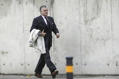 Luis Bárcenas entrando al juicio del 'caso Gürtel'.