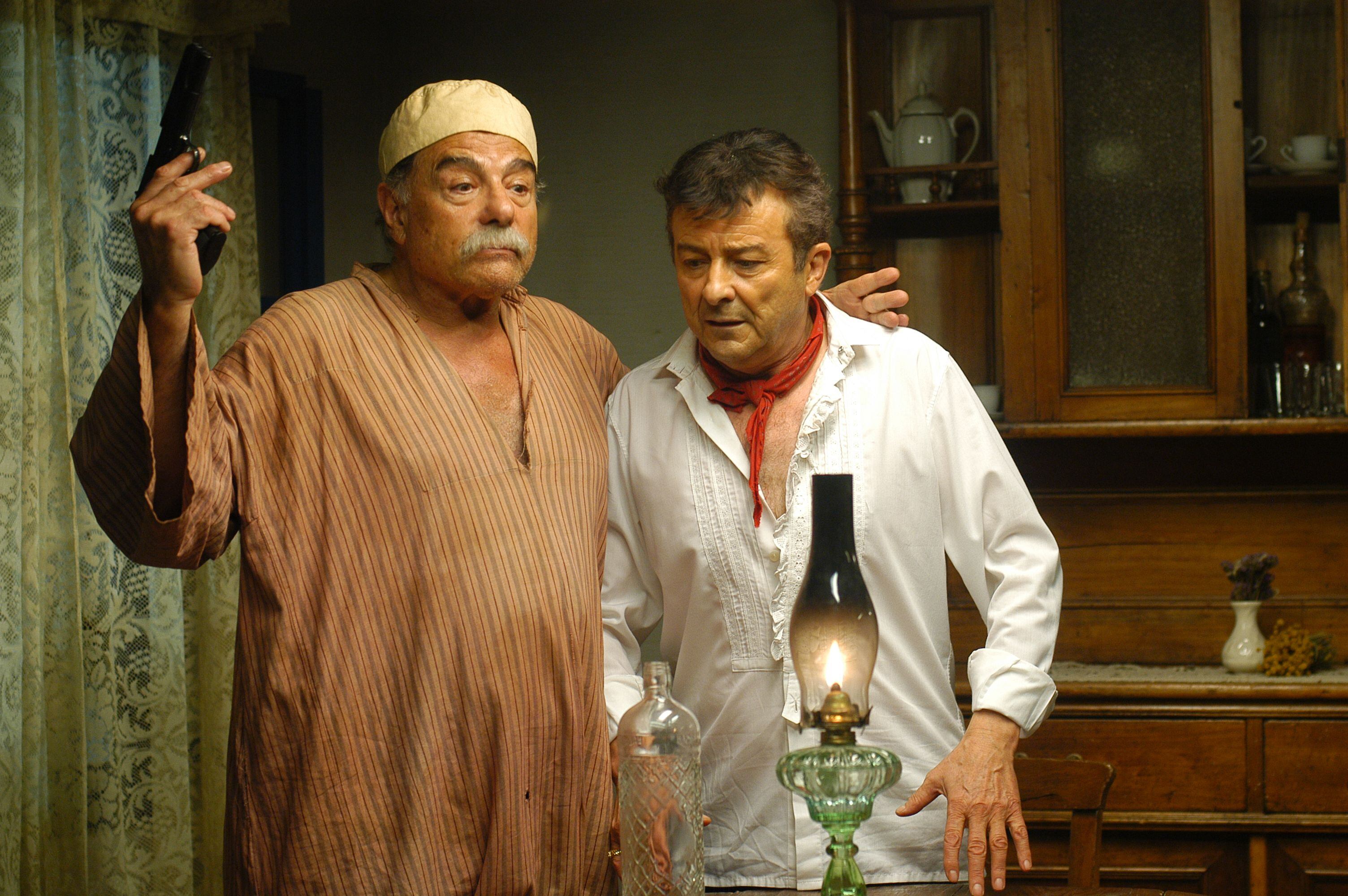 Los actores Juan Luis Galiardo (a la izquierda) y Juan Diego, en un fotograma de la serie de películas 'Los cuernos de Don Friolera', en 2008.
