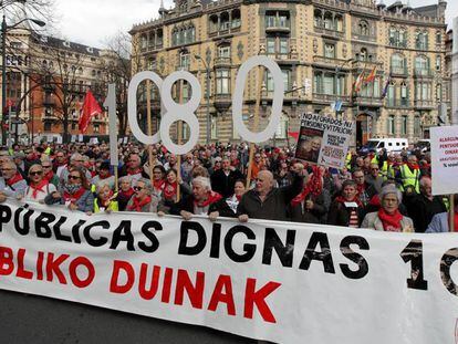 Manifestantes en las calles de Bilbao durante la jornada de huelga general convocada por ELA y LAB.