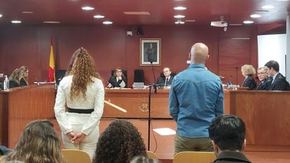Los acusados por el robo del vino en el hotel-restaurante Atrio de pie en el juicio en la Audiencia Provincial de Cáceres, en febrero de 2022.