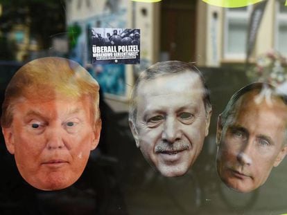 Caretas de los presidentes de EEUU, Donald Trump; Turqu&iacute;a, Recep Tayyip Erdogan, y Rusia, Vladimir Putin, junto a una pregatina en que se lee &quot;Polic&iacute;a en todos lados, justicia en ninguno&quot; en protesta contra los l&iacute;deres del G-20 reunidos en Hamburgo. 