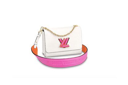 Confeccionado con piel Epi de color blanca, naranja y rosa, este bolso Twist de Louis Vuitton es su reinterpretación más refrescante.