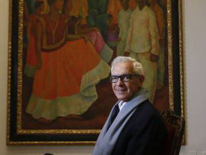 Eduardo Constantini, fundador del Museo de Arte Latinoamericano de Buenos Aires, posa en la Real Academ&iacute;a de San Fernando ante &#039;Baile en Tehuantepec&#039; de Diego Rivera.