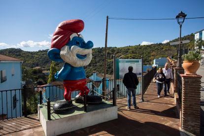 Varios turistas visitan el pueblo de Júzcar, una localidad conocida como "el pueblo Pitufo" después de que Sony estrenara allí su película de los conocidos dibujos animados.